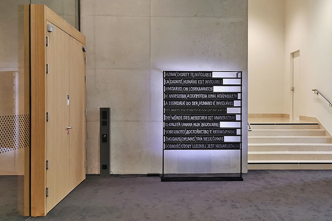 Human dignity is inviolable <em>(Loan of ZERO PROJECT | The Essl Foundation to the Austrian parliament; the installation is exhibited in the foyer of Lokal 1 "Erwin Schrödinger"</em>